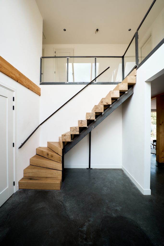 unieke eiken stalen trap op maat en naar wens gemaakt