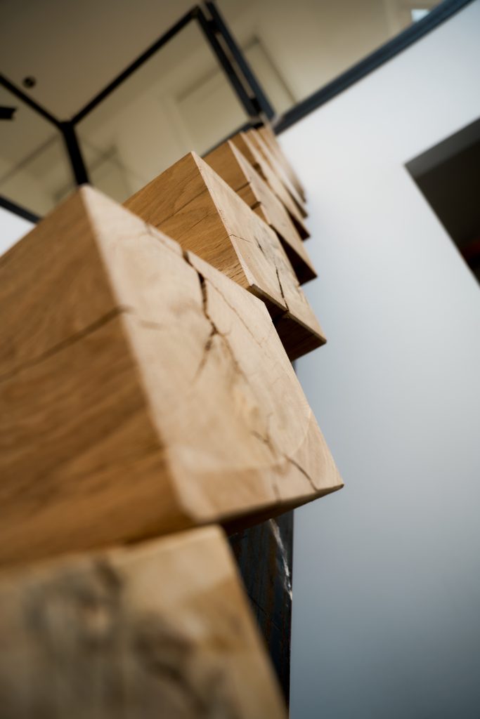 hand gemaakte trap van eigen houten balken.