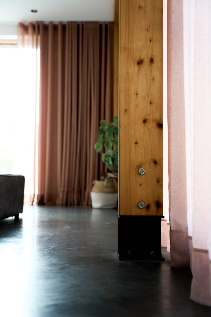 Maatwerk houten balken met zichtbare stalen verbindingen in luxe nieuwbouwwoning gemaakt door van der Plaat BV