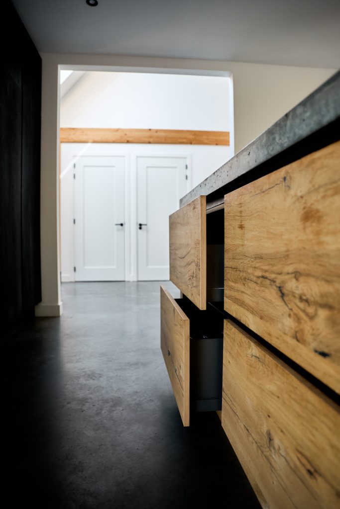 Maatwerk lades in kookeiland met eikenhouten fronten en greeploos design