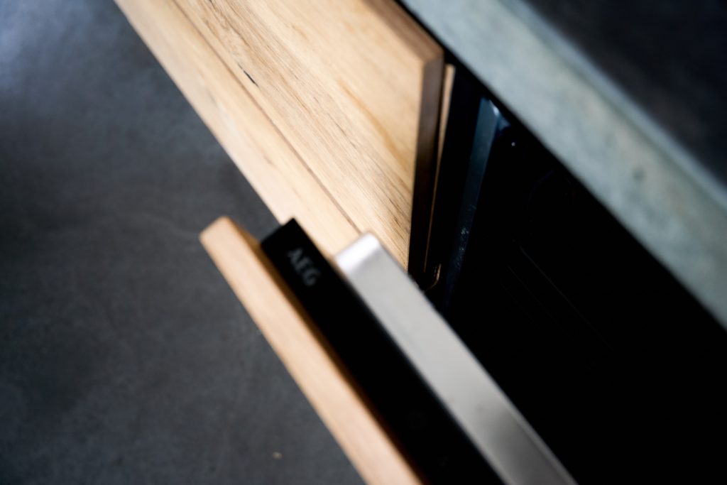 Detail van luxe keuken met eiken lades en minimalistische uitstraling