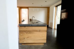 Exclusieve keuken op maat met greeploos kookeiland en zitplaatsen aan het eiland”