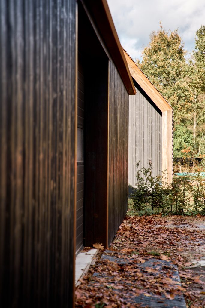 Door Van der Plaat Bouw & Interieur gebouwde schuur/loods, perfect passend bij maatwerk woonhuis