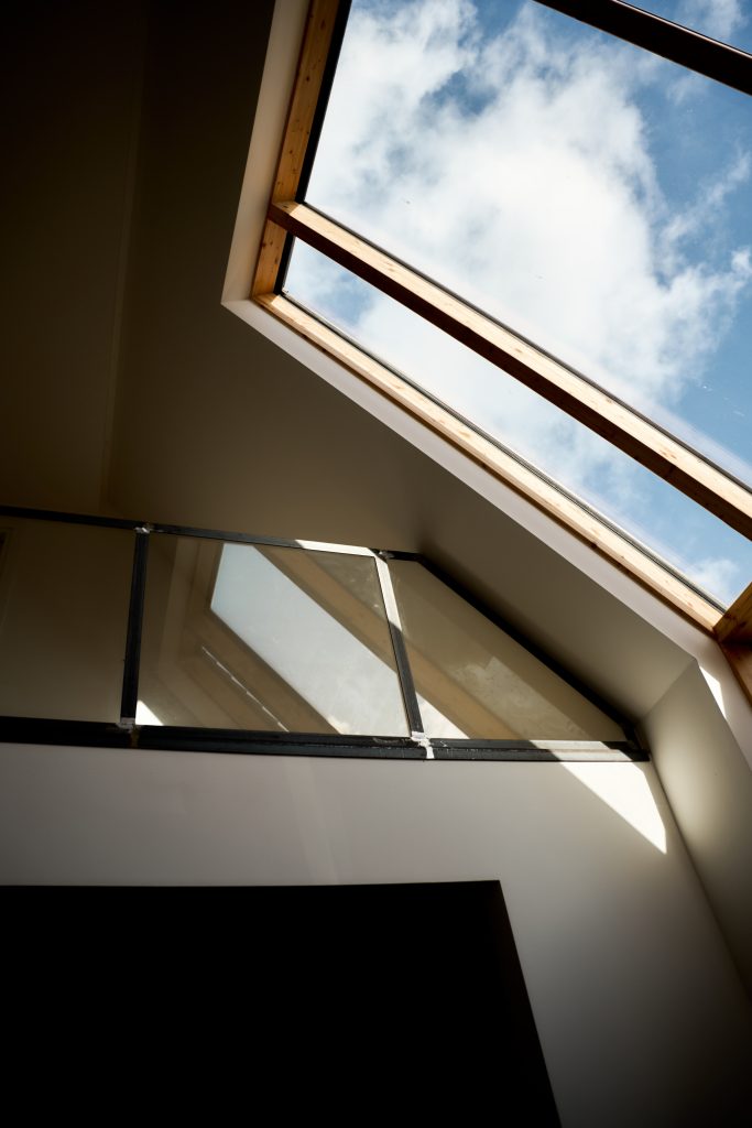 Raamkozijn dat doorloopt in het dak voor extra lichtinval