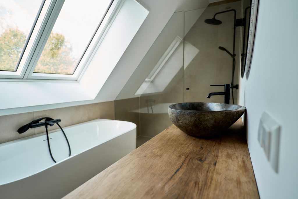 op maat gemaakte badkamer onder schuin dak in Brabant door van der Plaat bouw