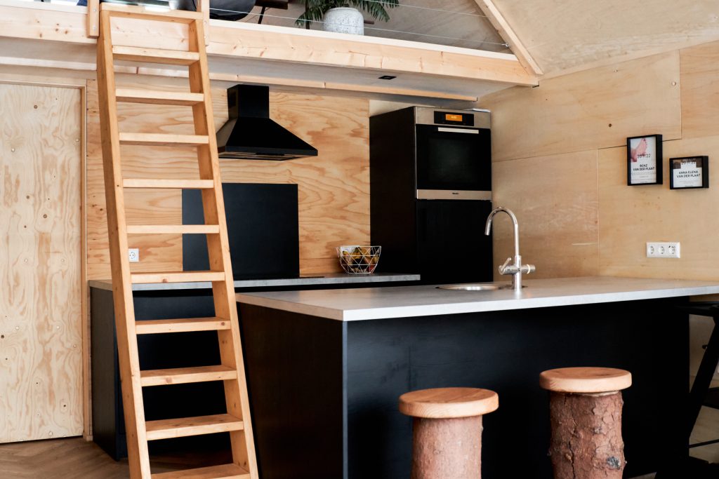 minimalistische ruime maatwerk keuken in Tiny house of charley gemaakt door van der Plaat BV