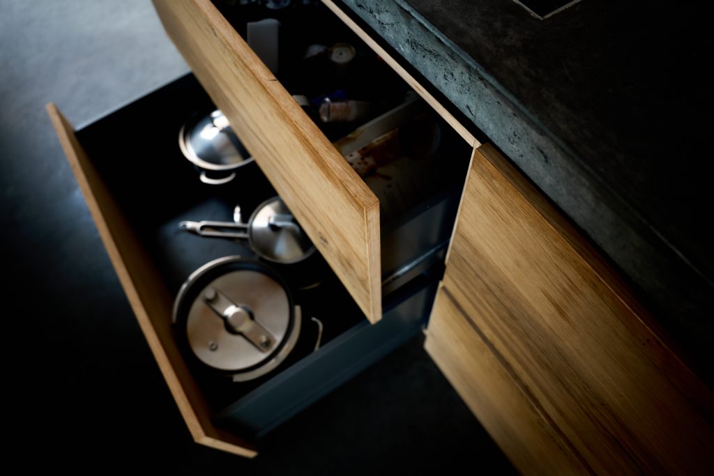 Hoogwaardige afwerking van eikenhouten lades in luxe keuken op maat