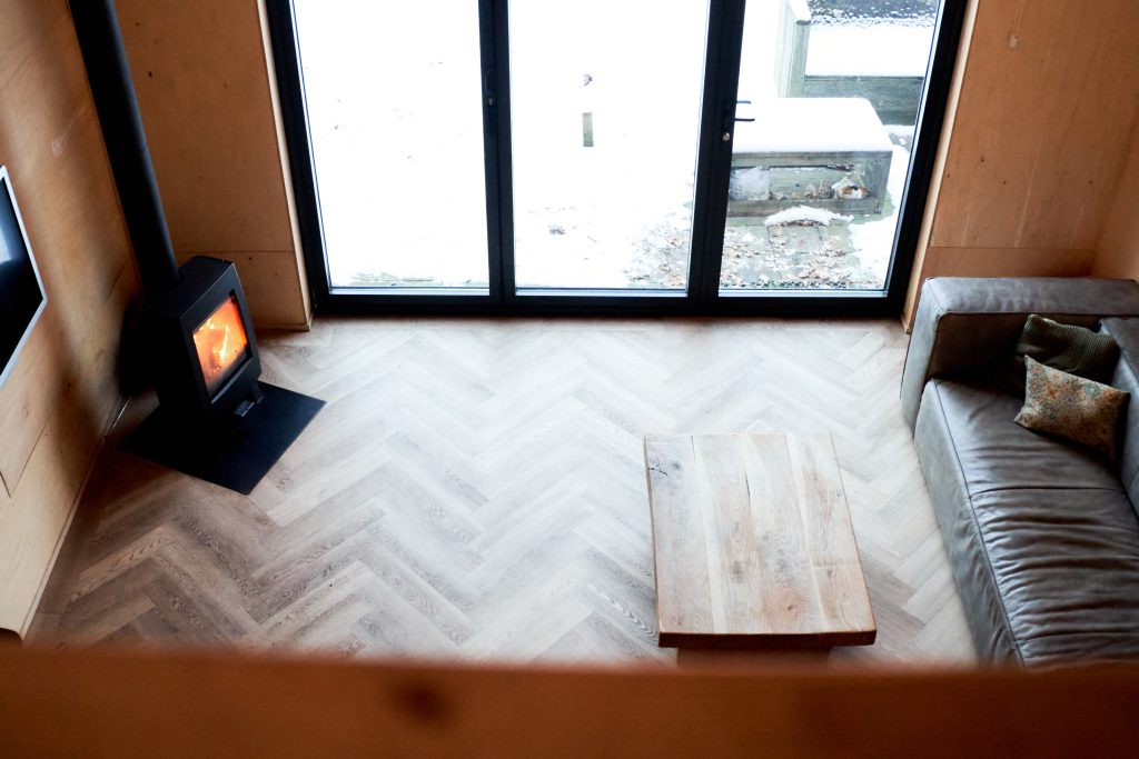 ruime lichte woonkamer gemaakt in maatwerk chalet door van der plaat bouw en interieur in Baarle-nassau.