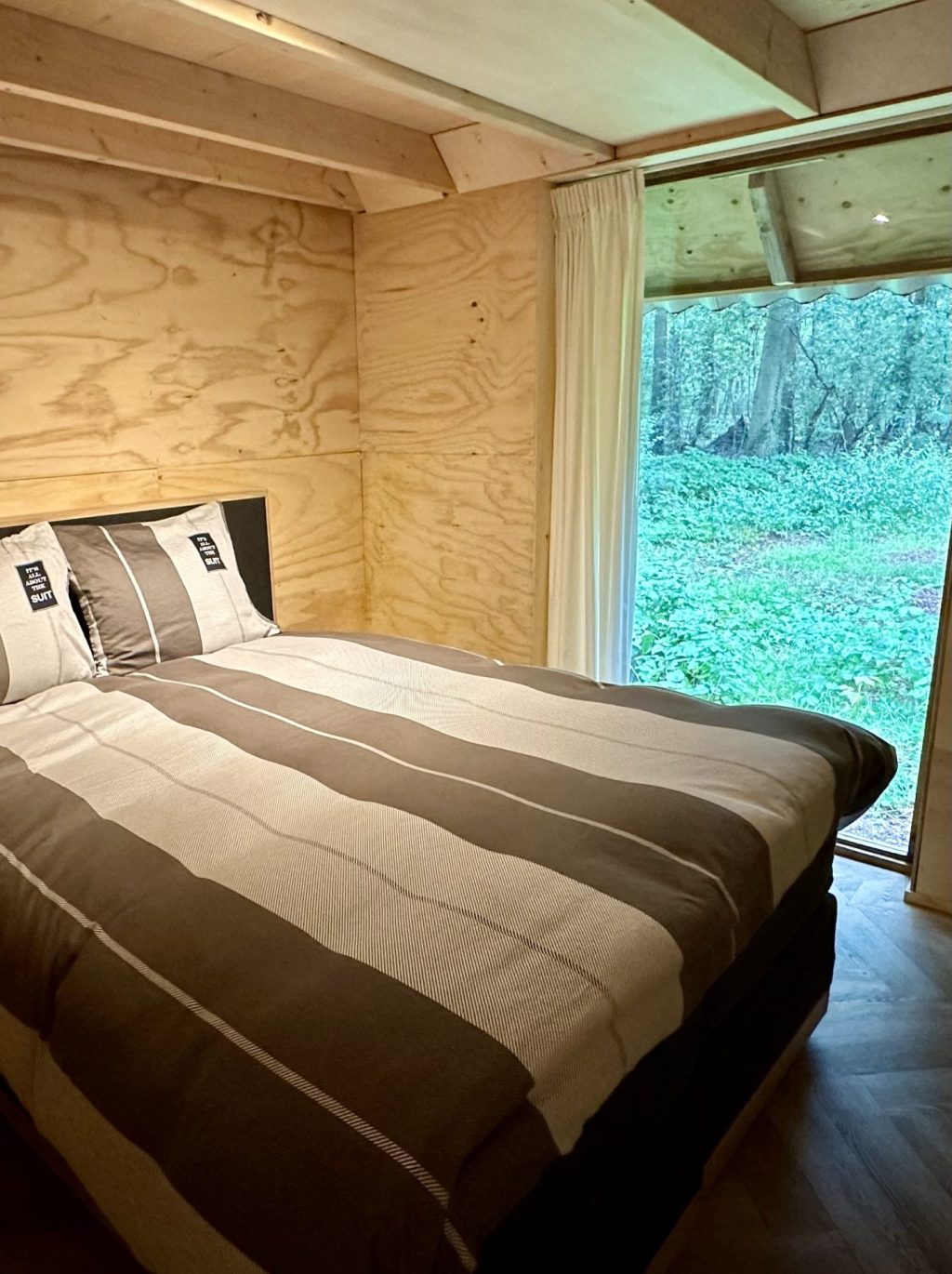 ruime slaapkamer met veel licht in maatwerk charlet mantelzorg woning van der plaat bouw en interieur Brabant.